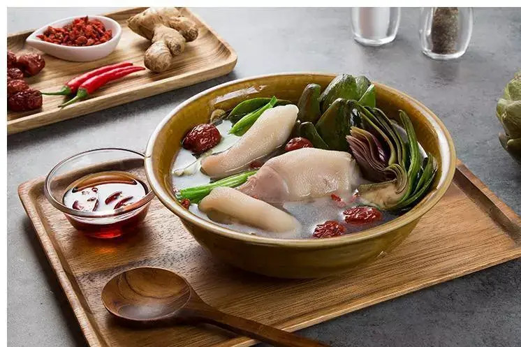 Một đĩa thức ăn với nhiều loại thực phẩm khác nhau